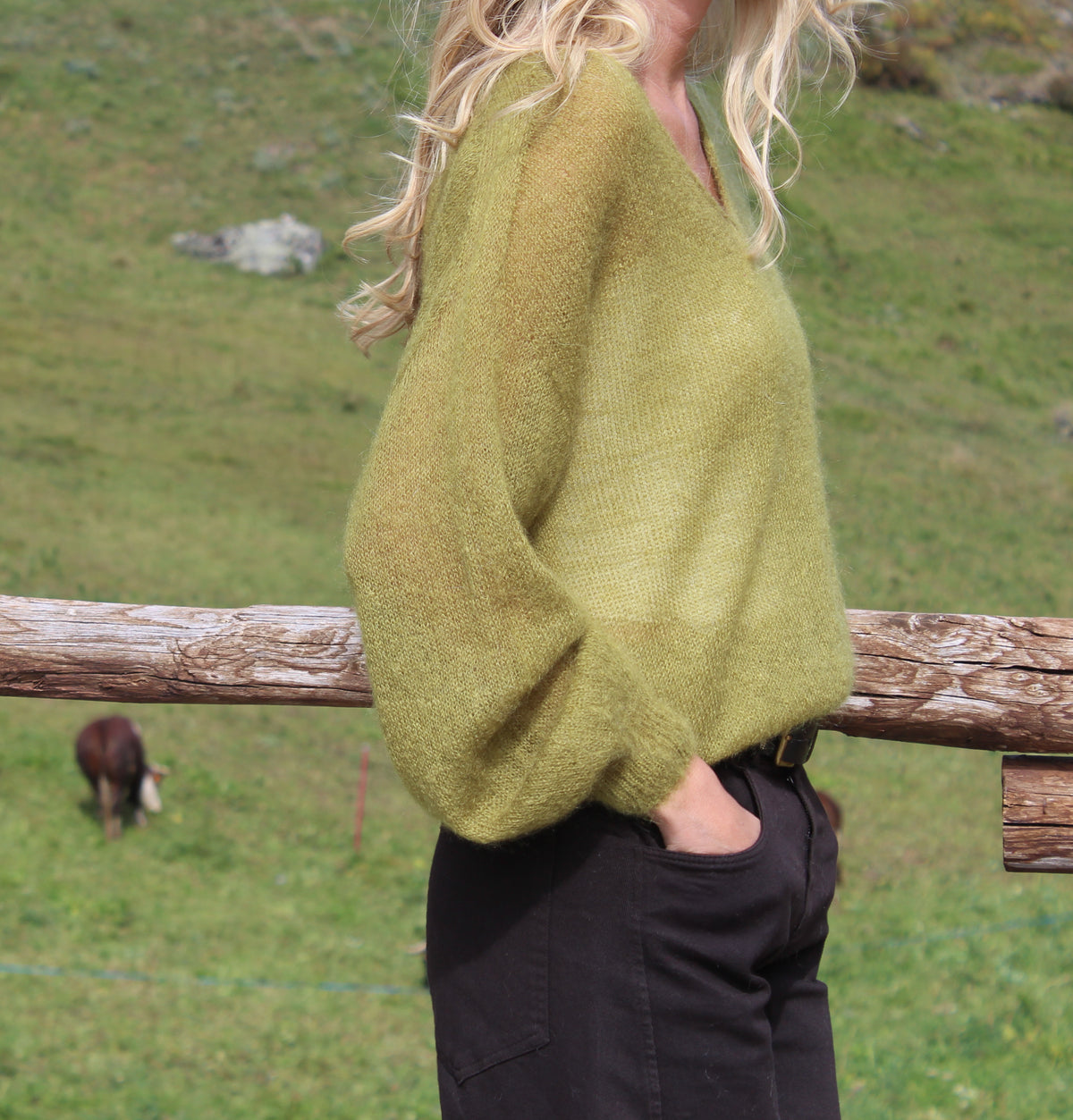 MAGLIONE SCOLLATO A V PISTACCHIO