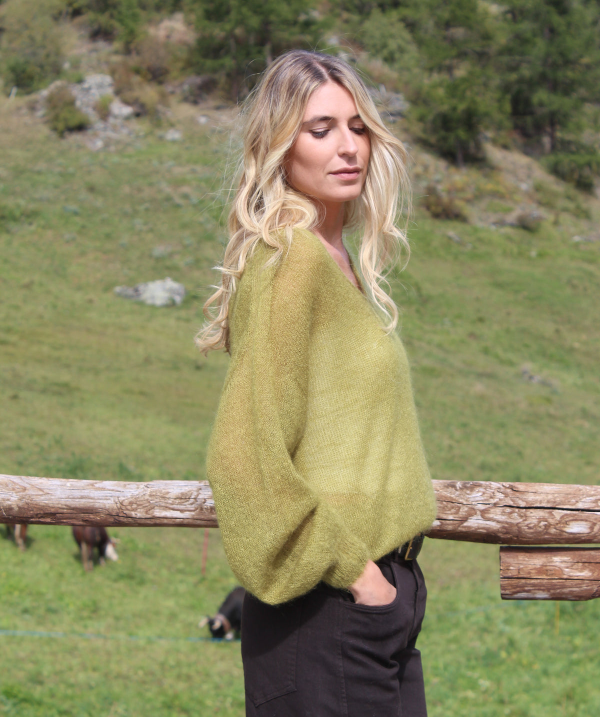 MAGLIONE SCOLLATO A V PISTACCHIO